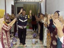 Meriah! Bhabinkamtibmas Ajak Lansia Menyanyi Dan Joget Saat Posyandu