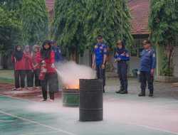 Semangat Pelajar SMAN 1 Subah Belajar Simulasi Penanganan Kebakaran di Tengah Guyuran Hujan
