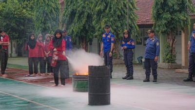 Semangat Pelajar SMAN 1 Subah Belajar Simulasi Penanganan Kebakaran di Tengah Guyuran Hujan