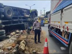 Truk Tronton Bermuatan Gula Terbalik di Pantura Pekalongan