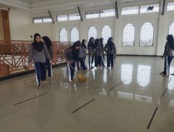 Bakti Sosial, Anggota OSIS MAN Batang Keliling Bersihkan Masjid