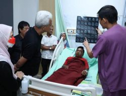 Ganjar Pranowo Menjenguk Dua Relawan yang Dianiaya Anggota TNI di Boyolali