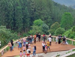 Masih Jadi Favorit, Ribuan Wisatawan Habiskan Libur Tahun Baru 2024 di Kembanglangit Park Batang