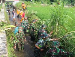 Antisipasi Banjir, TNI/Polri Bersihkan Aliran Sungai Cepagan Batang