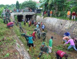 Antisipasi Banjir, TNI / Polri dan BPBD Batang Bersihkan Sungai Sendangsari