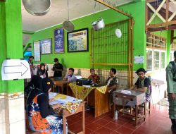 Kenakan Daster, KPPS di Watesalit Batang Hias TPS Mirip Warung Pecel Lele untuk Meriahkan Pemilu 2024