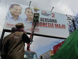 KPU dan Bawaslu Batang Tertibkan Paksa Baliho Capres