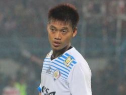 Kisah Ketangguhan Kurnia Meiga: Dari Gemerlap Sepak Bola ke Keripik Emping