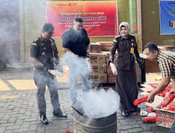 Kejaksaan Negeri Kota Pekalongan Musnahkan 1.190 Liter Oli Tidak Sesuai SNI